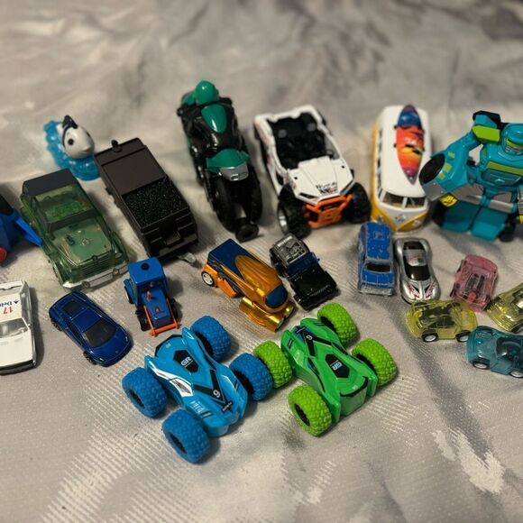 Cars Cars & More Cars! Racers, model cars, jeep, transformer, spins & more! (20) - Picture 1 of 16